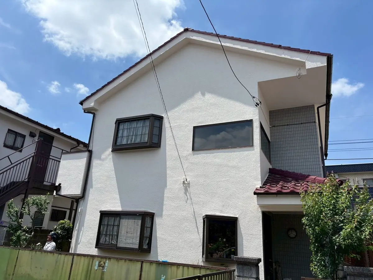 塗り替えを終えた白い外壁