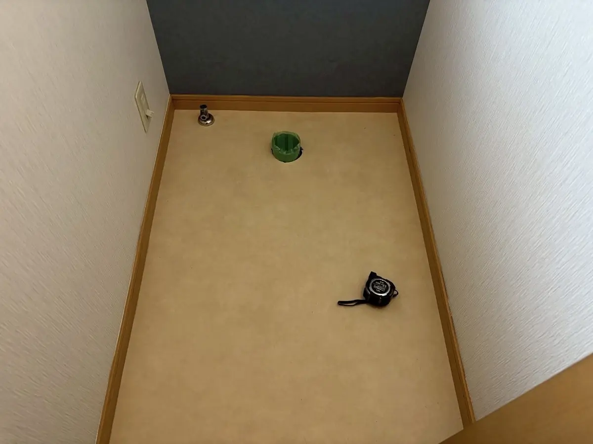 便器を撤去したトイレの施工前